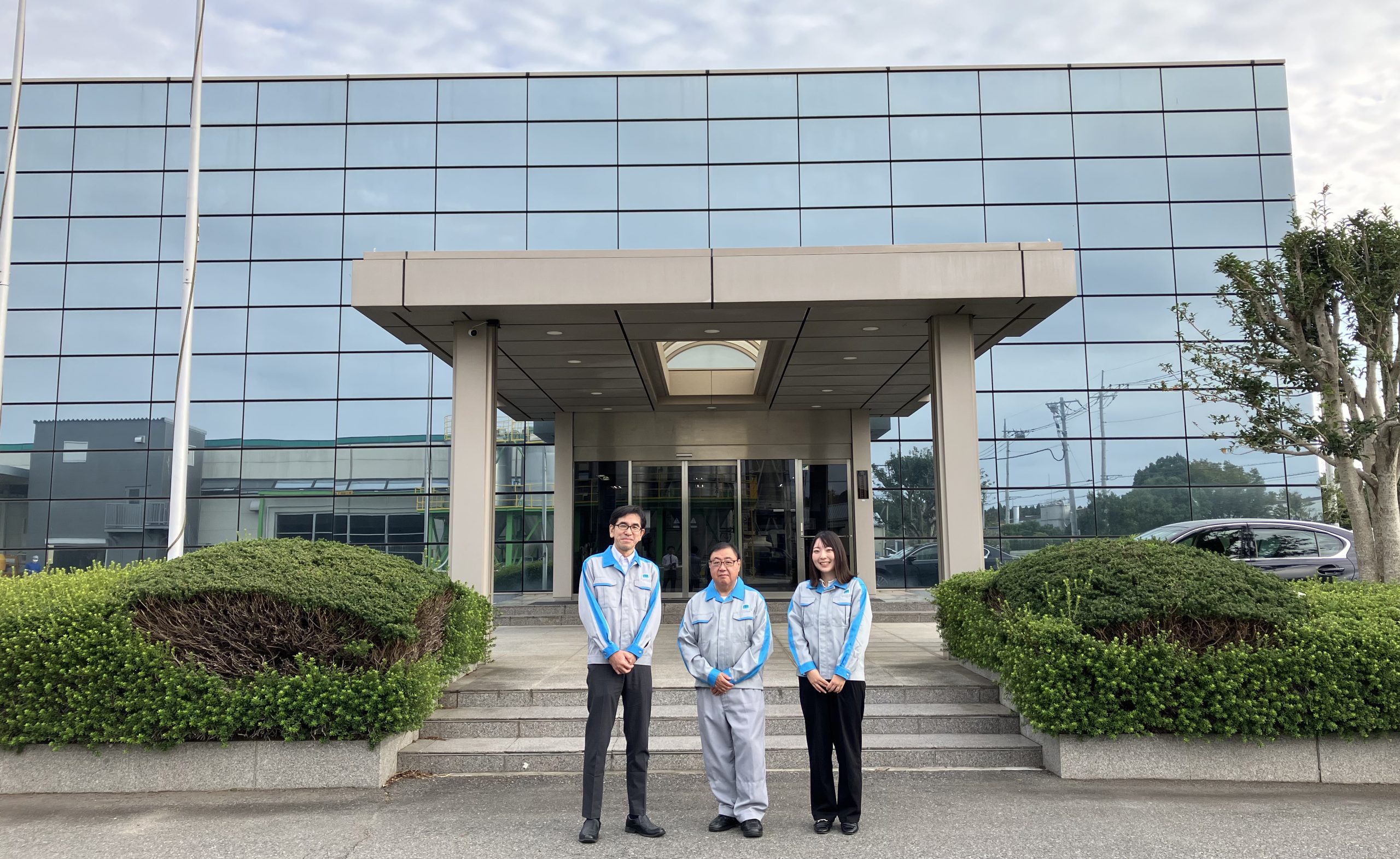 オカモト株式会社 田中健嗣様・鈴木政弘様・鈴木寧々様 集合写真